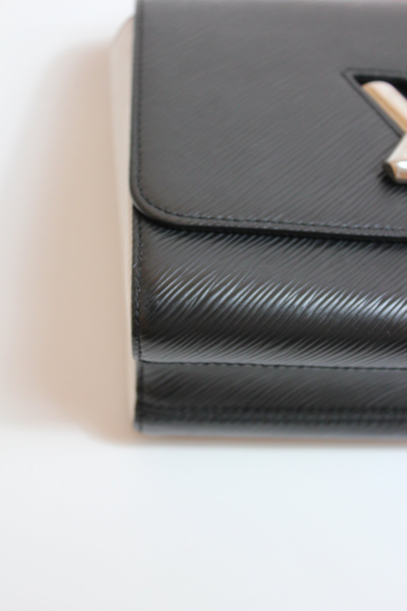 LOUIS VUITTON Twist MM Love Lock Charm Limited Edition Epi leather Black White Red - Full set ( Box, dust bag, receipt)