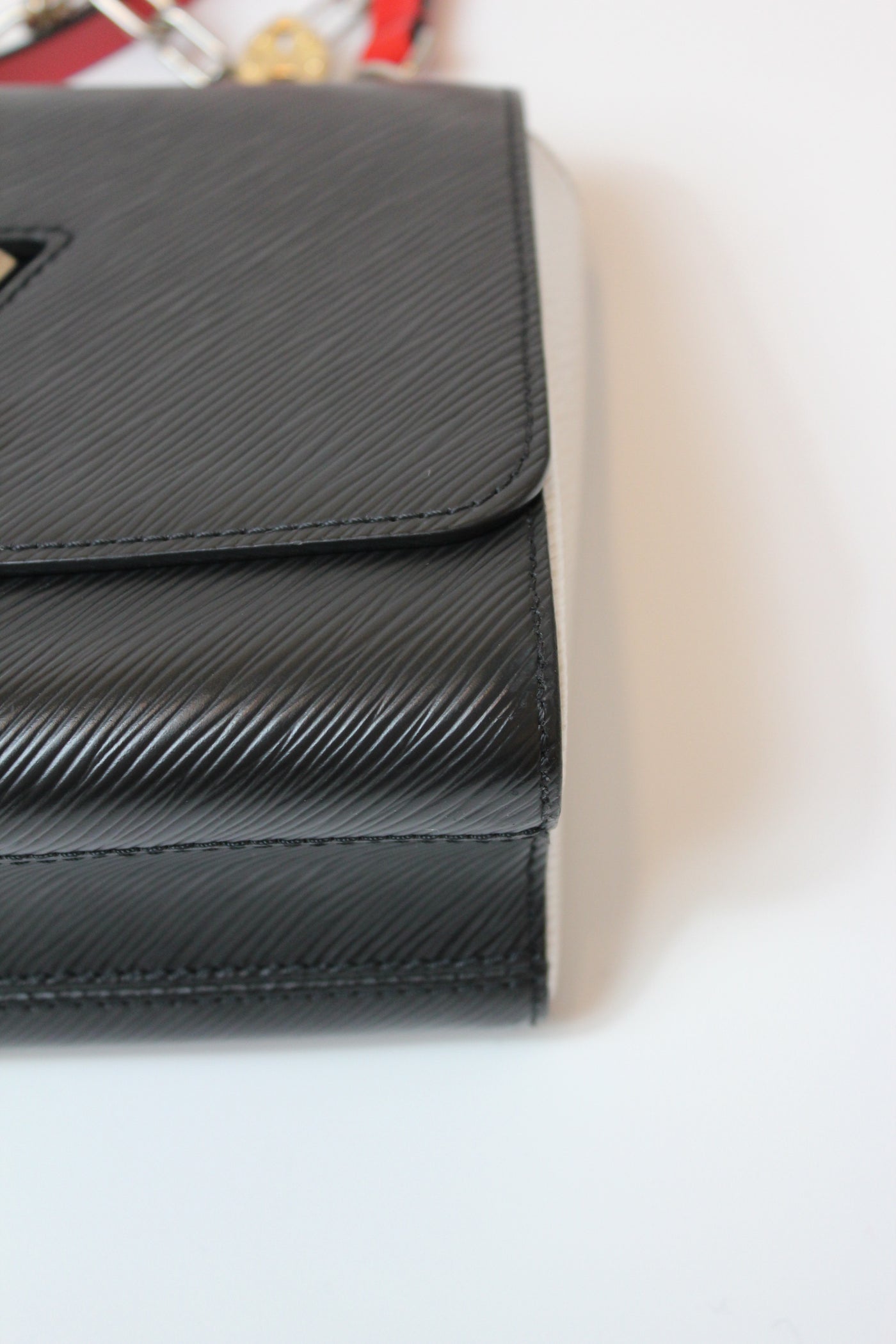 LOUIS VUITTON Twist MM Love Lock Charm Limited Edition Epi leather Black White Red - Full set ( Box, dust bag, receipt)