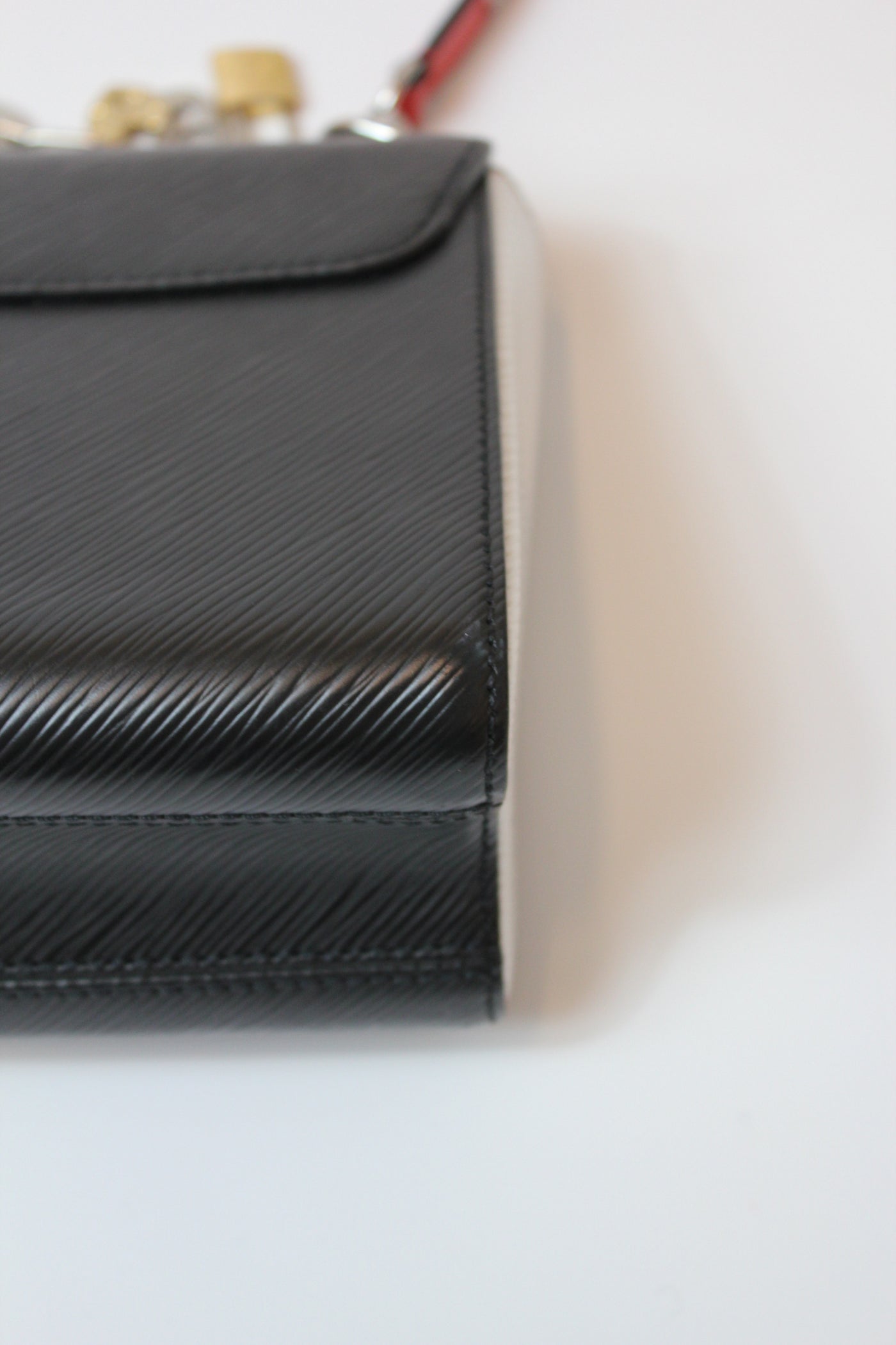 LOUIS VUITTON Twist MM Love Lock Charm Limited Edition Epi leather Black White Red - Full set ( Box, dust bag, receipt)