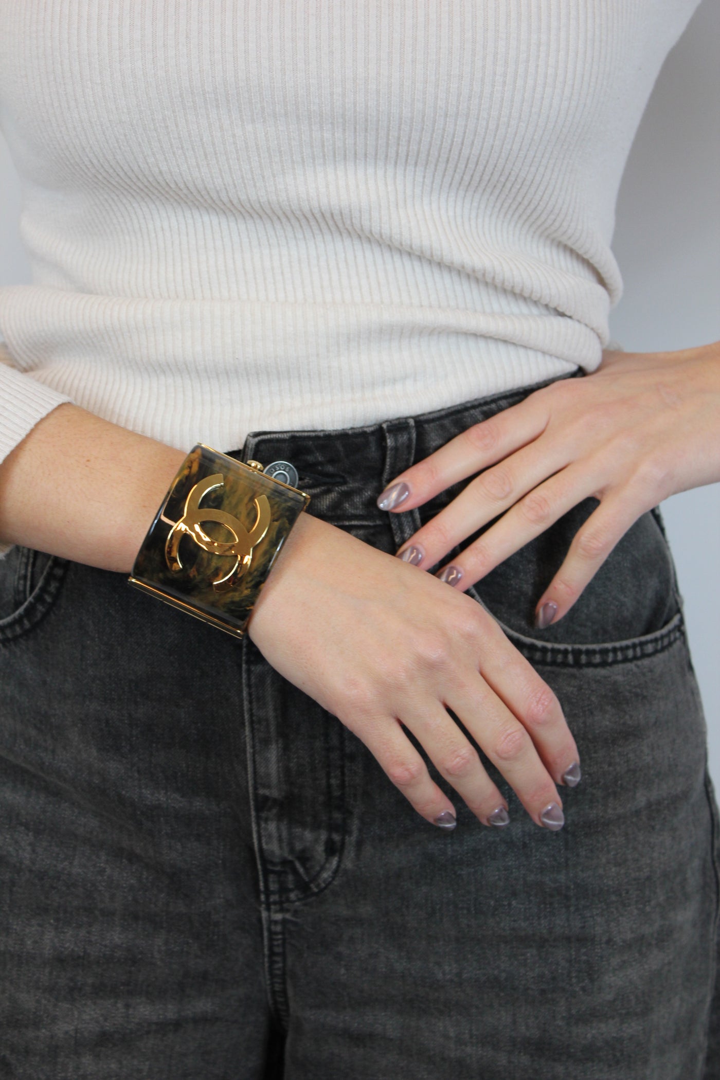 CHANEL Metiers d'Art Pre-Fall 2023 Marble Resine CC Logo Cuff with box