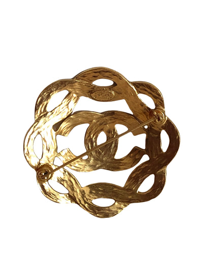 CHANEL Vintage 1997 gold intertwined brooch