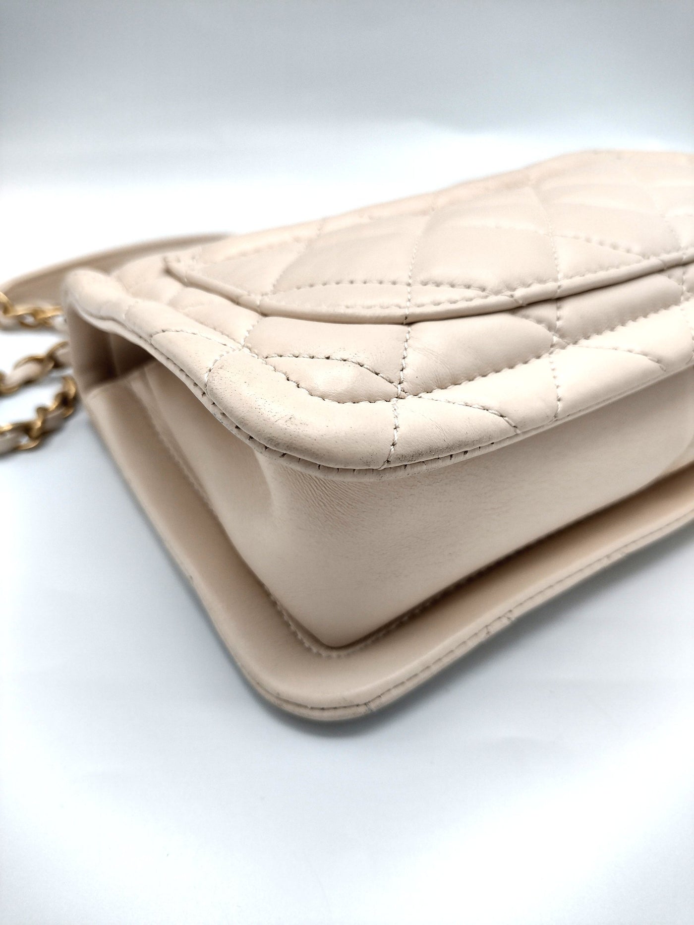 CHANEL cream lambskin handbag with brushed gold hardware