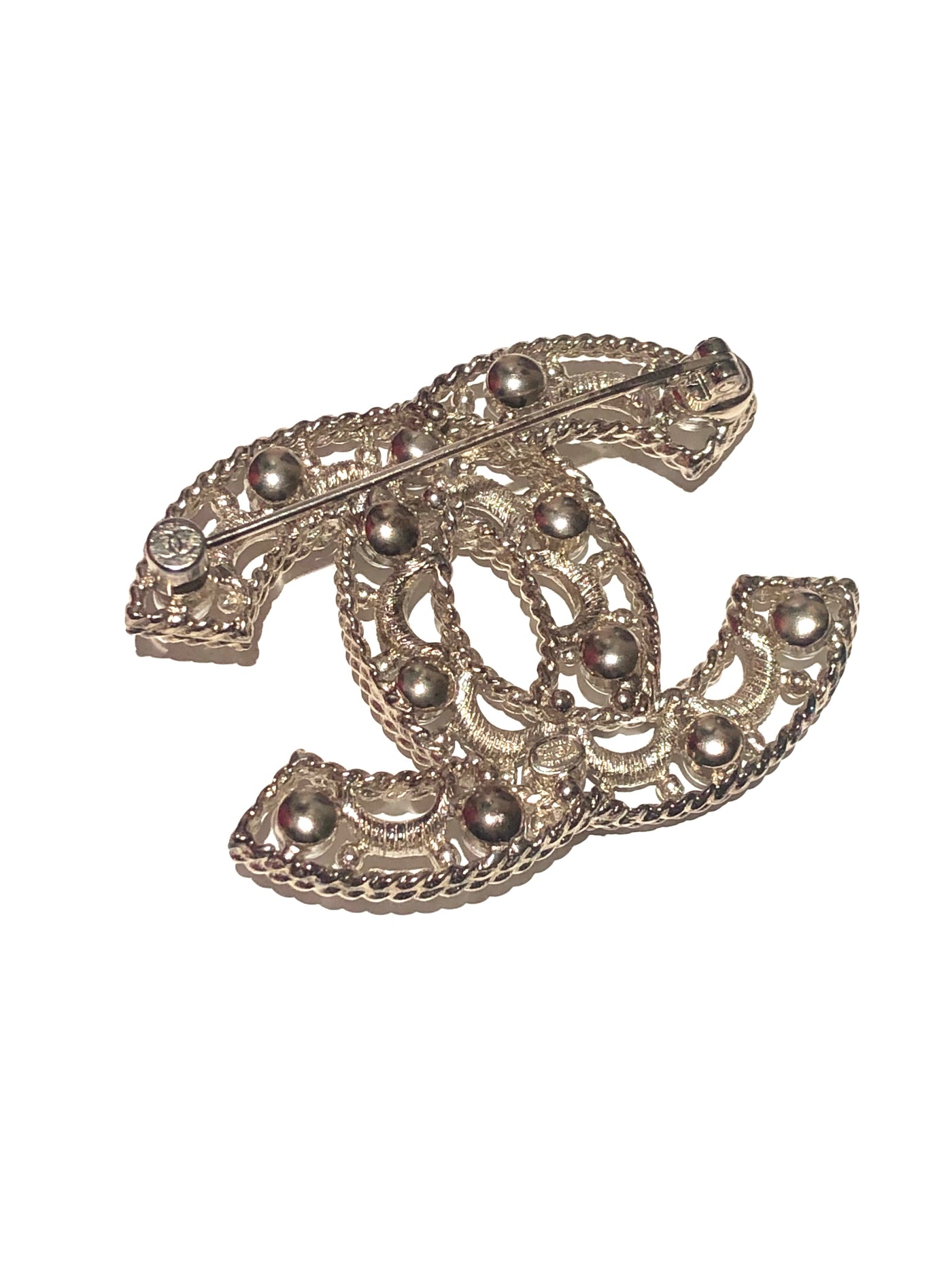 CHANEL CC Brooch light gold with pearls Cruise 2021 Collection