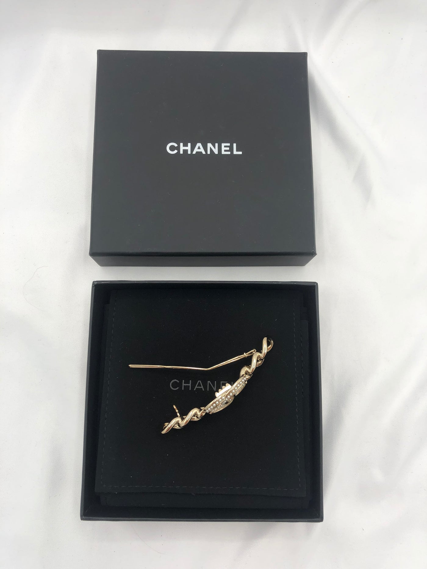 CHANEL silver hair clip with faux pearls and rhinestone A20 Collection